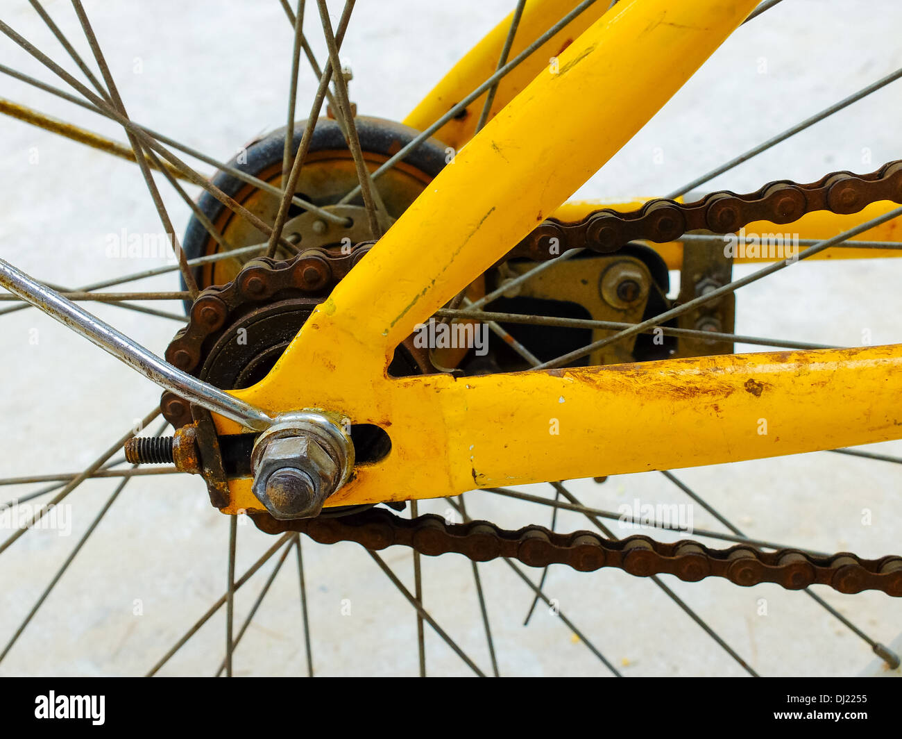 Dettagli di un vecchio giallo bicicletta raggio ruota Foto Stock