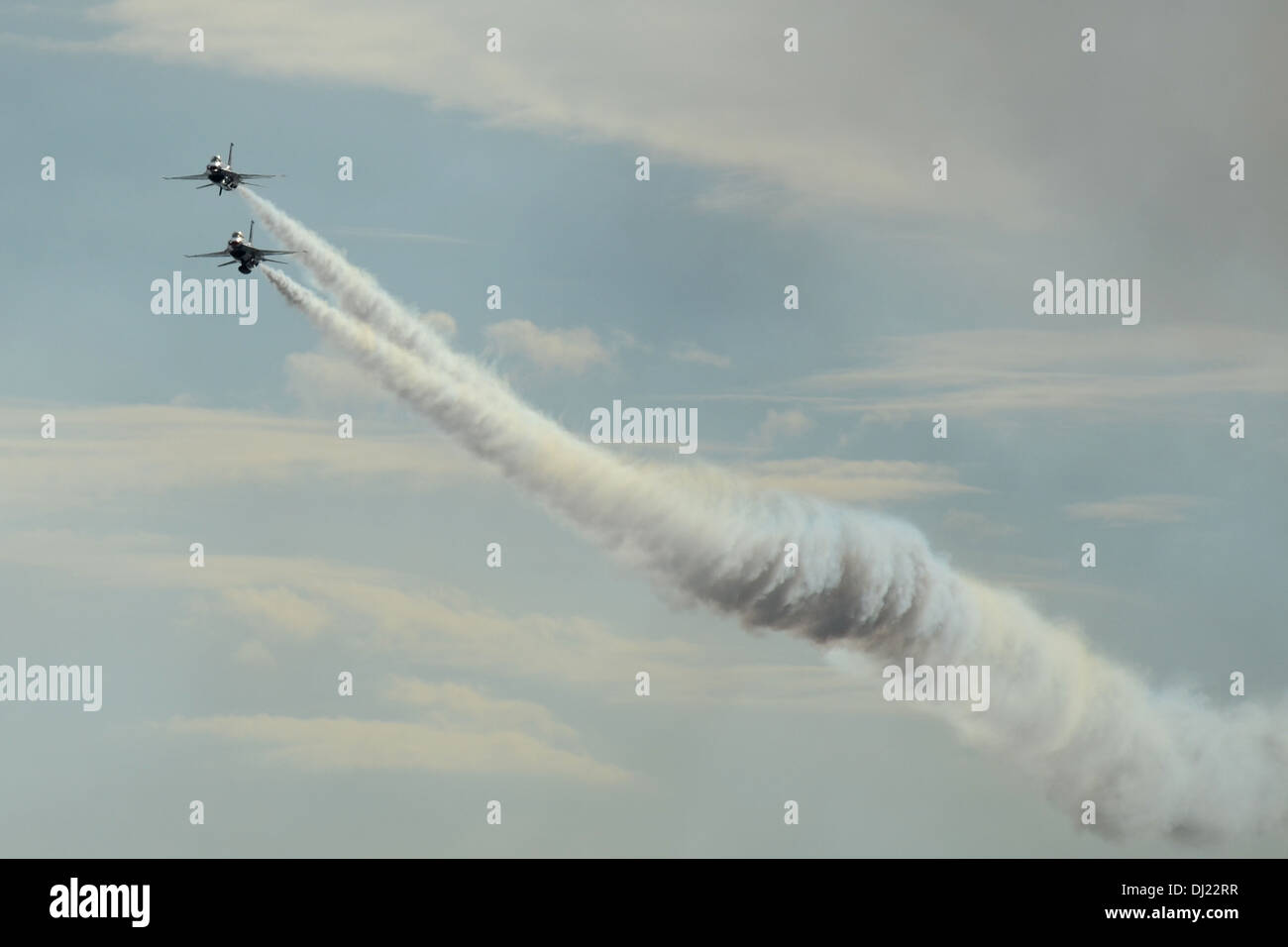 U.S Air Force Thunderbirds vola oltre alla Nellis Air Force Base, Nev. su nov. 4, 2013. Foto Stock