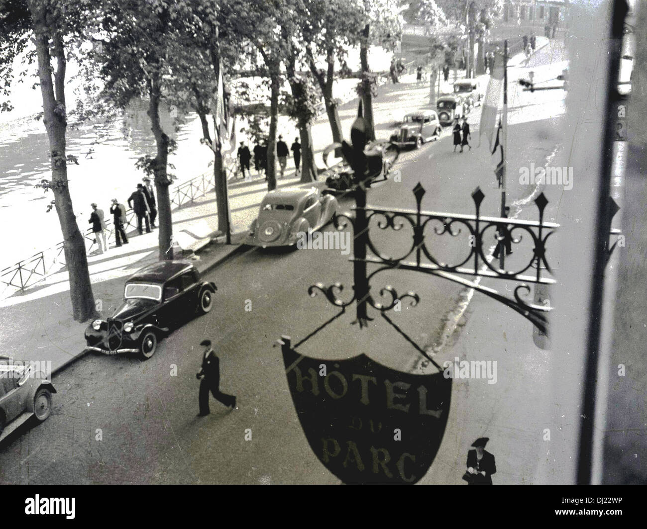 Cinquanta e un quadro storico da sopra illustrante un segno per Hotel du Parc e la strada al di sotto, Francia. Foto Stock