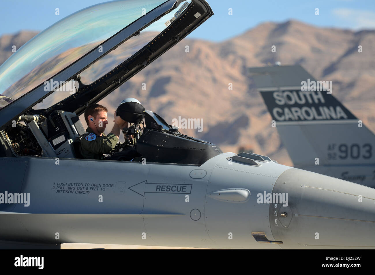Stati Uniti Air Force Capt. Richard Garin, un pilota di caccia con il 157th Fighter Squadron a McEntire comune di Guardia Nazionale Base, Carolina del Sud Air National Guard, si prepara a lanciare un F-16 Fighting Falcon jet da combattimento per una missione di addestramento da Nellis Air per Foto Stock
