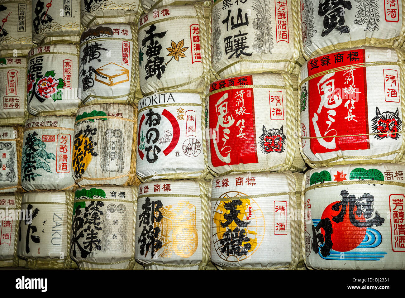 Barili di sake impilati, il Tempio di Meiji, Tokyo, Giappone Foto Stock