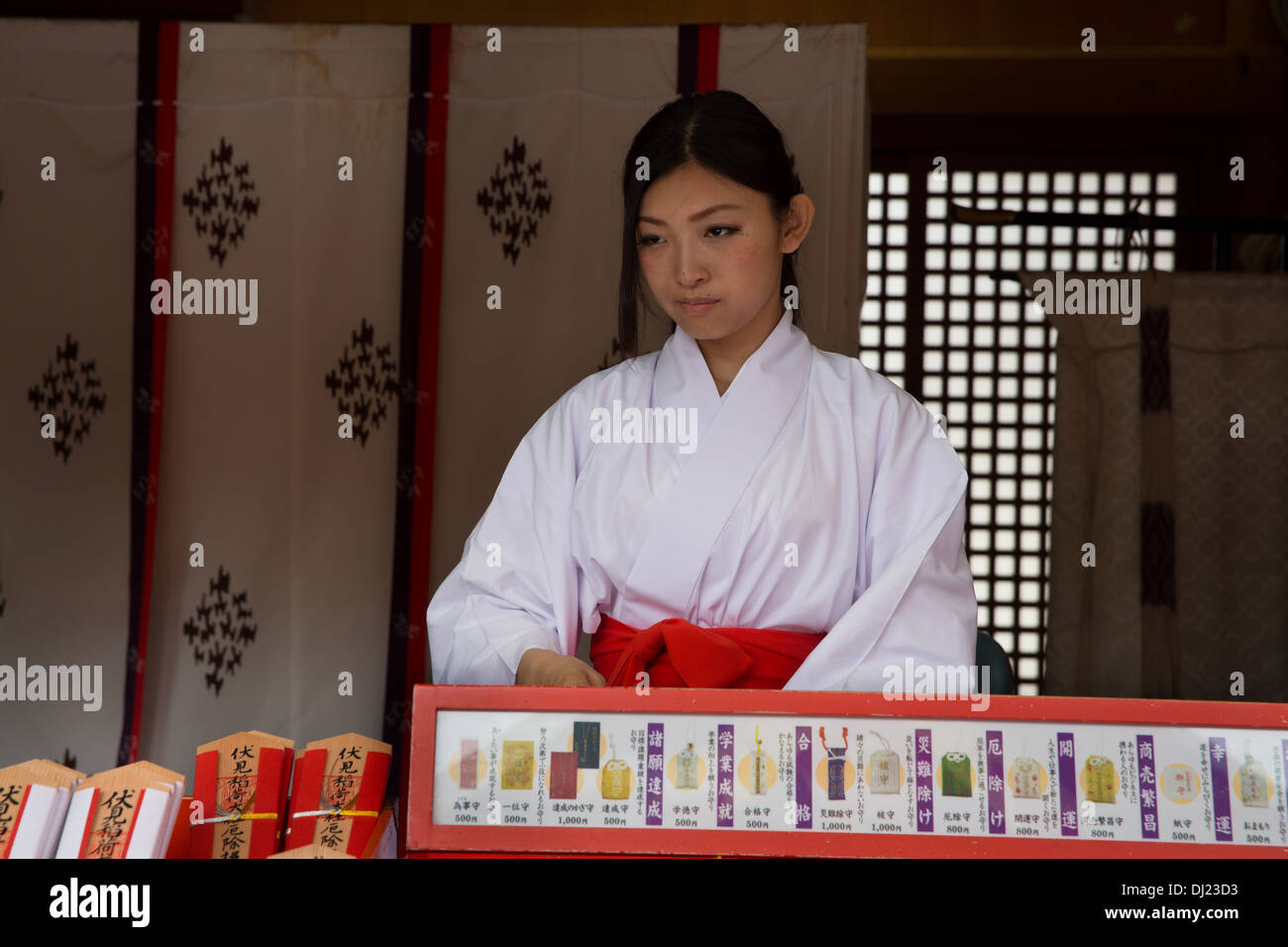 Lo Shintoismo sacerdote, Fushimi Inari Shrine, Kyoto, Giappone Foto Stock