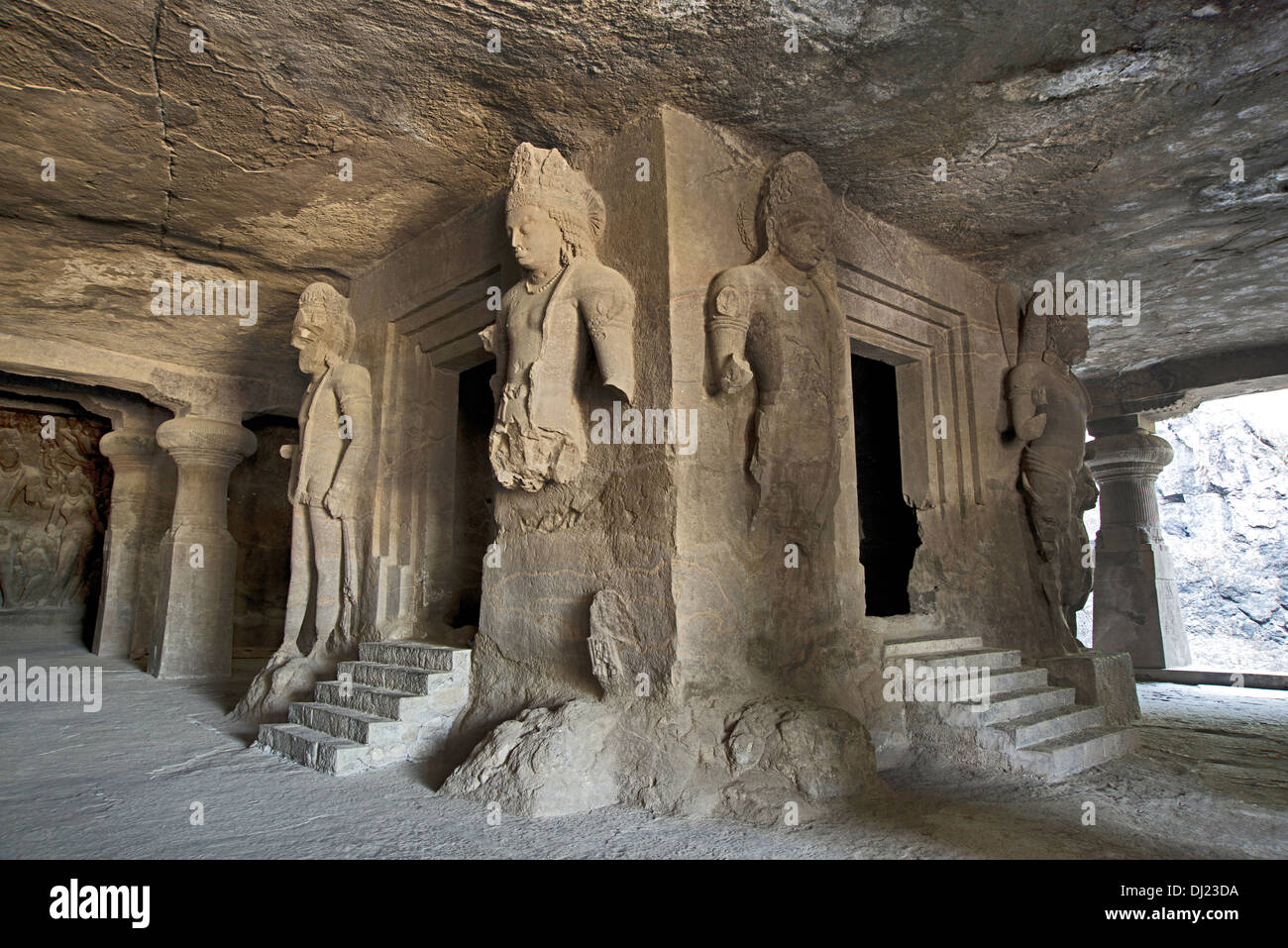 Linga santuario con custode figure su tutti i lati. Grotta no.1, la grande Grotta, Elephanta Caves, Maharashtra, India. Foto Stock