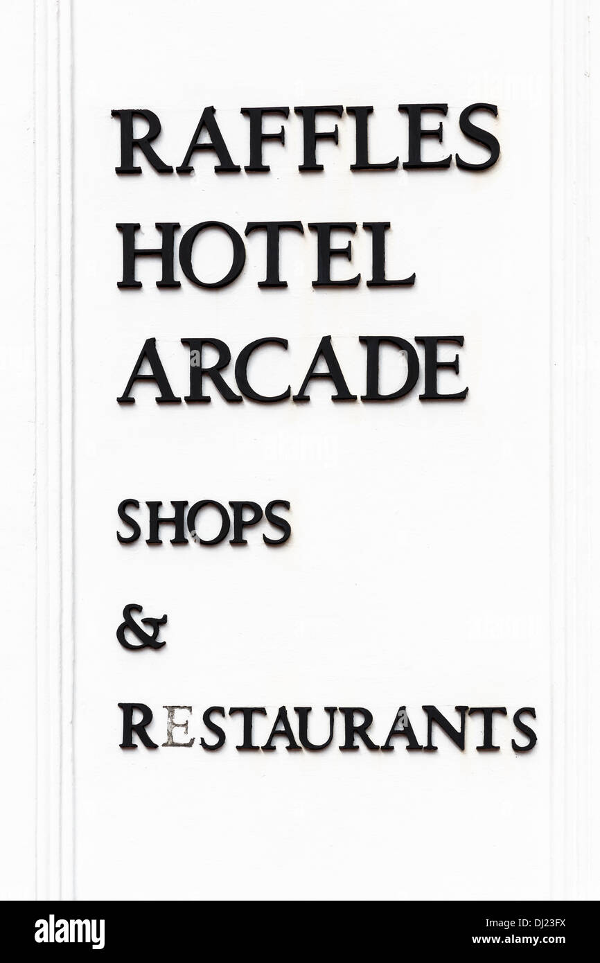 Il Raffles Hotel arcade negozi e ristorante segno, Singapore Foto Stock