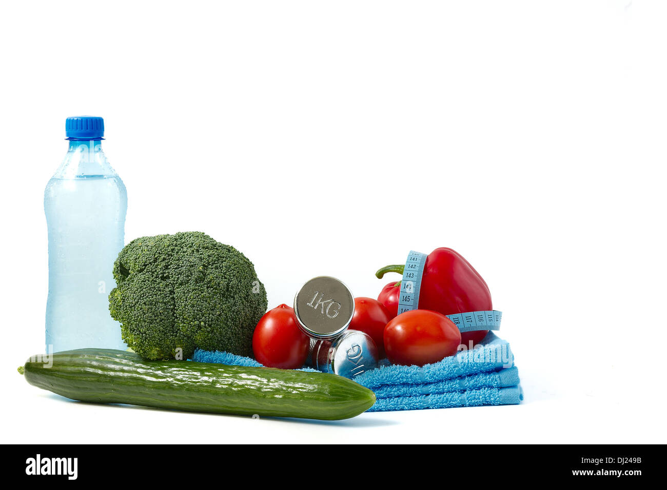 Manubri Fitness con le verdure su uno sfondo bianco. Foto Stock