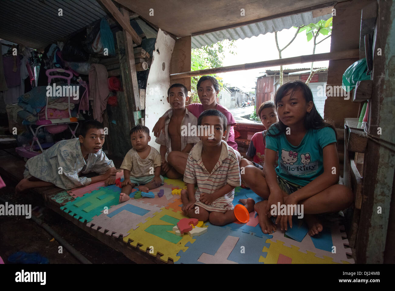 Bambini sfigurati famiglia storpi poveri Bali sfidato la povertà estrema povertà standard a soffietto Indonesia 29 Casa hars condizioni Foto Stock