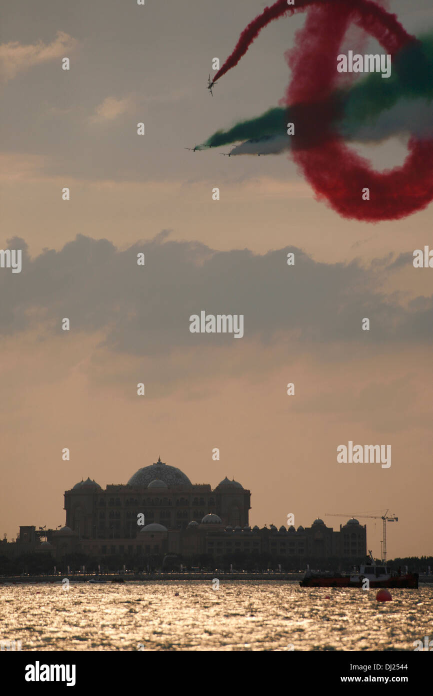 Gli Al Fursan display antenna team di UAE Air Force eseguire sulla Giornata nazionale di fronte Emirates Palace Foto Stock