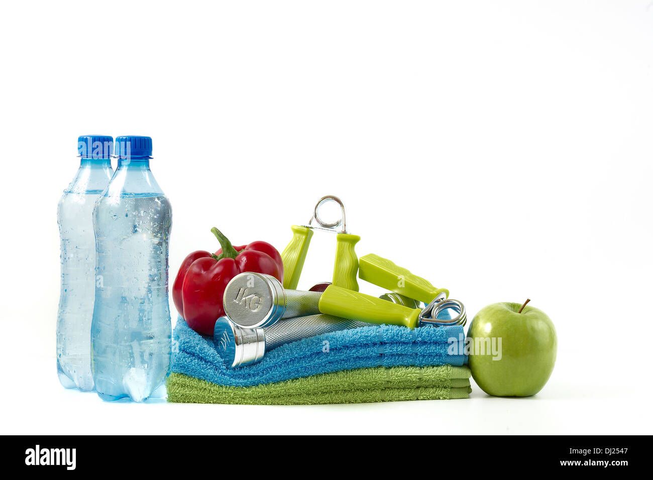 Manubri Fitness con verdure e frutti su uno sfondo bianco. Foto Stock