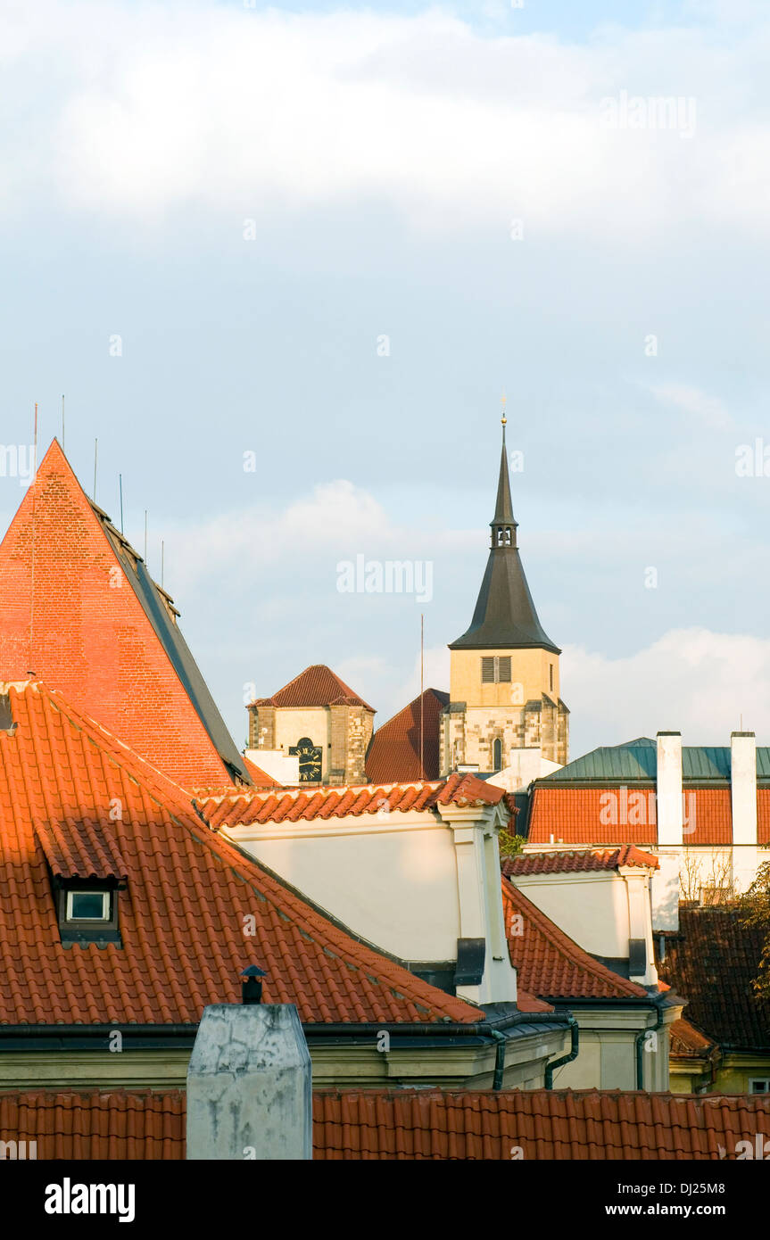 Tipica architettura tetti di Cracovia Polonia storico quartiere città vecchia con la chiesa in background Foto Stock