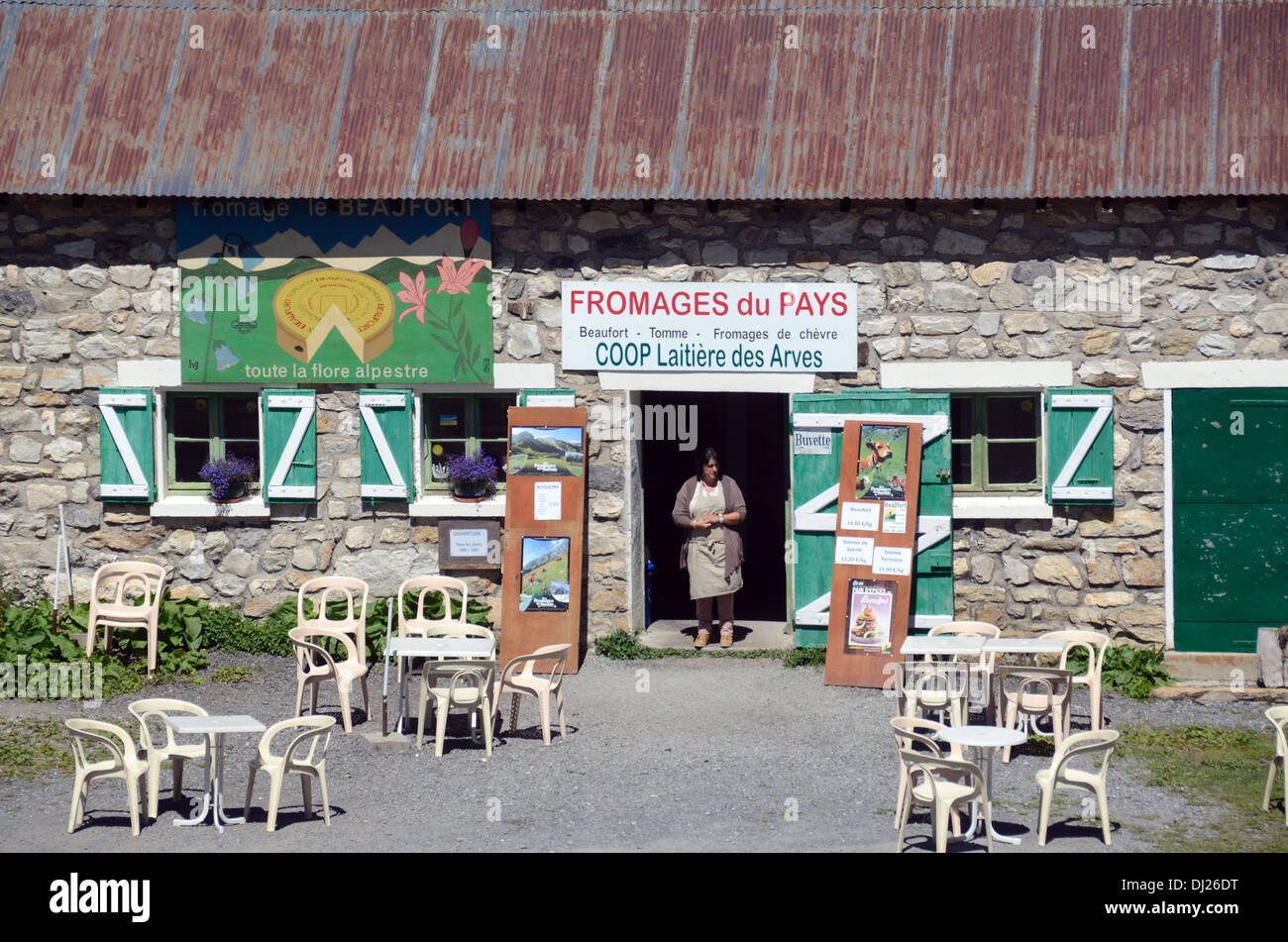 Beaufort Cheese Seller & Roadside Café Sul Col Du Galibier Mountain Pass Alpi Francesi Francia Foto Stock