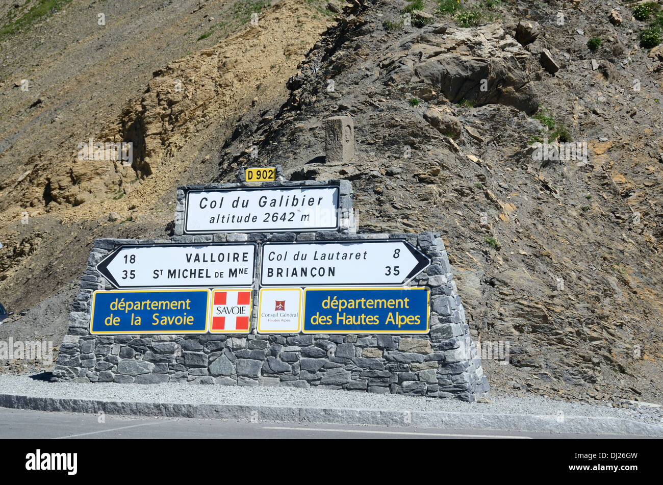 Segnaletica direzionale sul Col du Galibier Mountain Pass tra la Savoia & Hautes-Alpes sulle Alpi francesi Francia Foto Stock