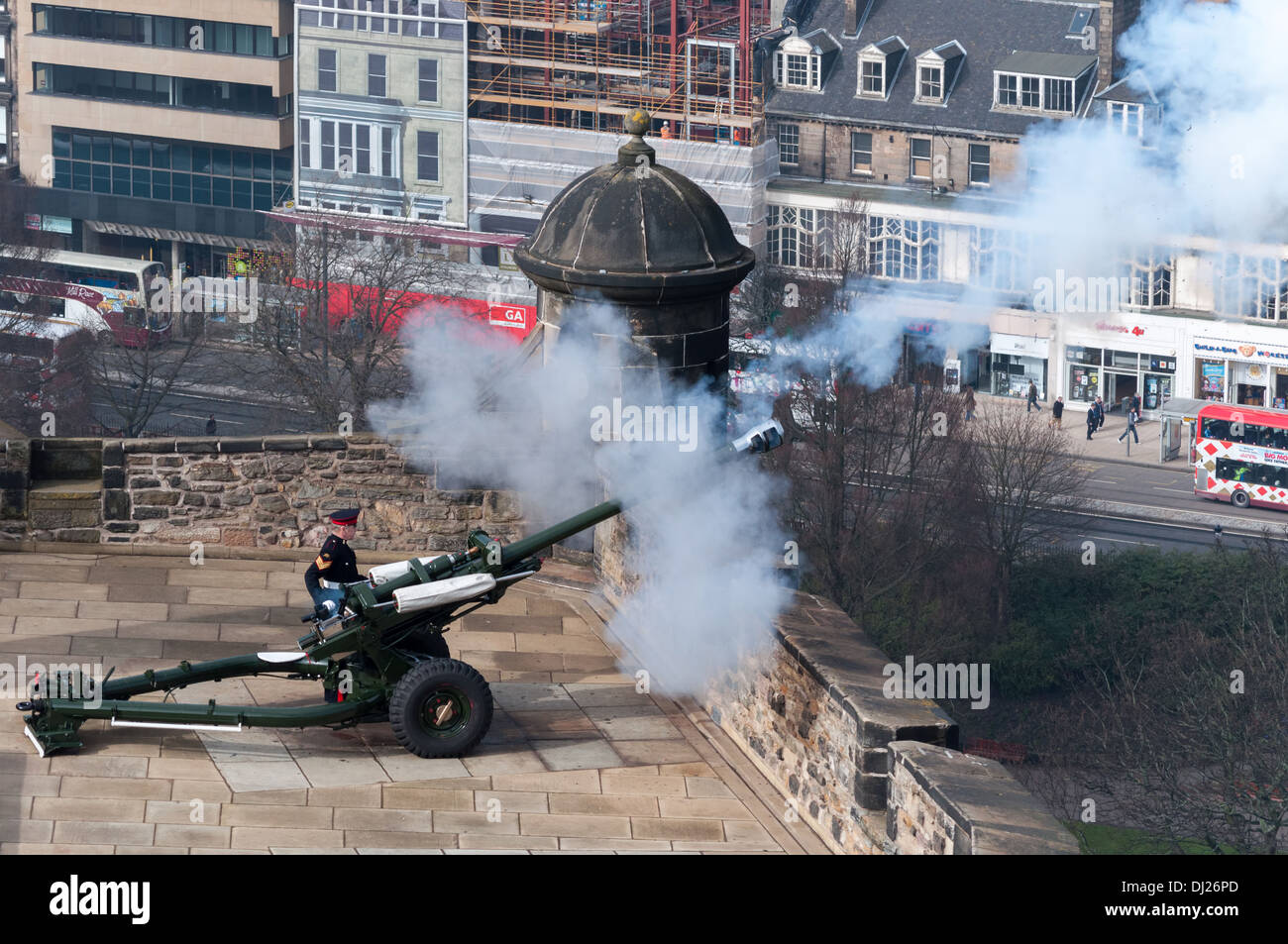 Soldato spara il daily ore una pistola sparato dal castello di Edimburgo. Foto Stock