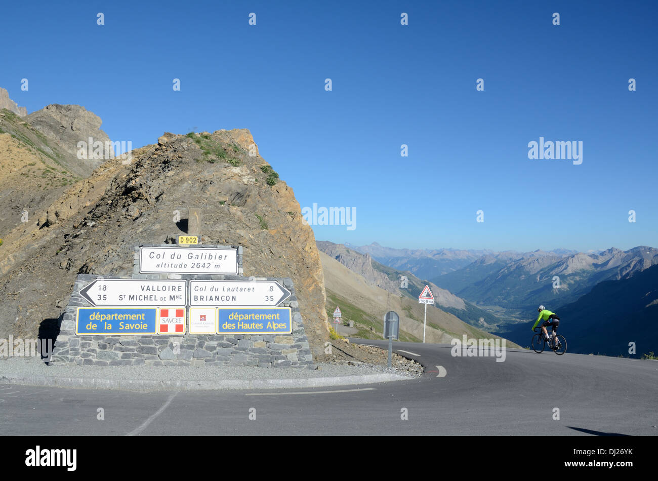 Ciclista sul Col du Galibier Mountain Pass tra la Savoia & Hautes-Alps sulle Alpi francesi Francia Foto Stock