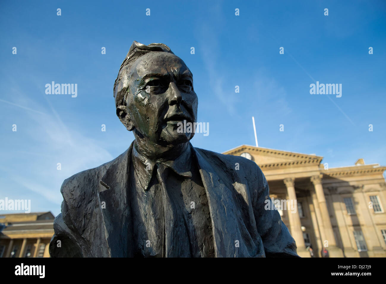 Harold Wilson il Primo Ministro statua fuori Stazione Ferroviaria di Huddersfield, West Yorkshire Foto Stock