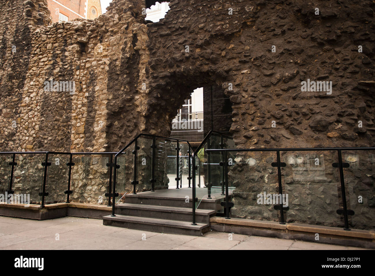Città di Londra rimane rovine del muro romano costruito intorno al 200 D.C. la difesa e il controllo del passaggio di persone al di fuori della città spazio moderno foro di accesso pedonale Foto Stock