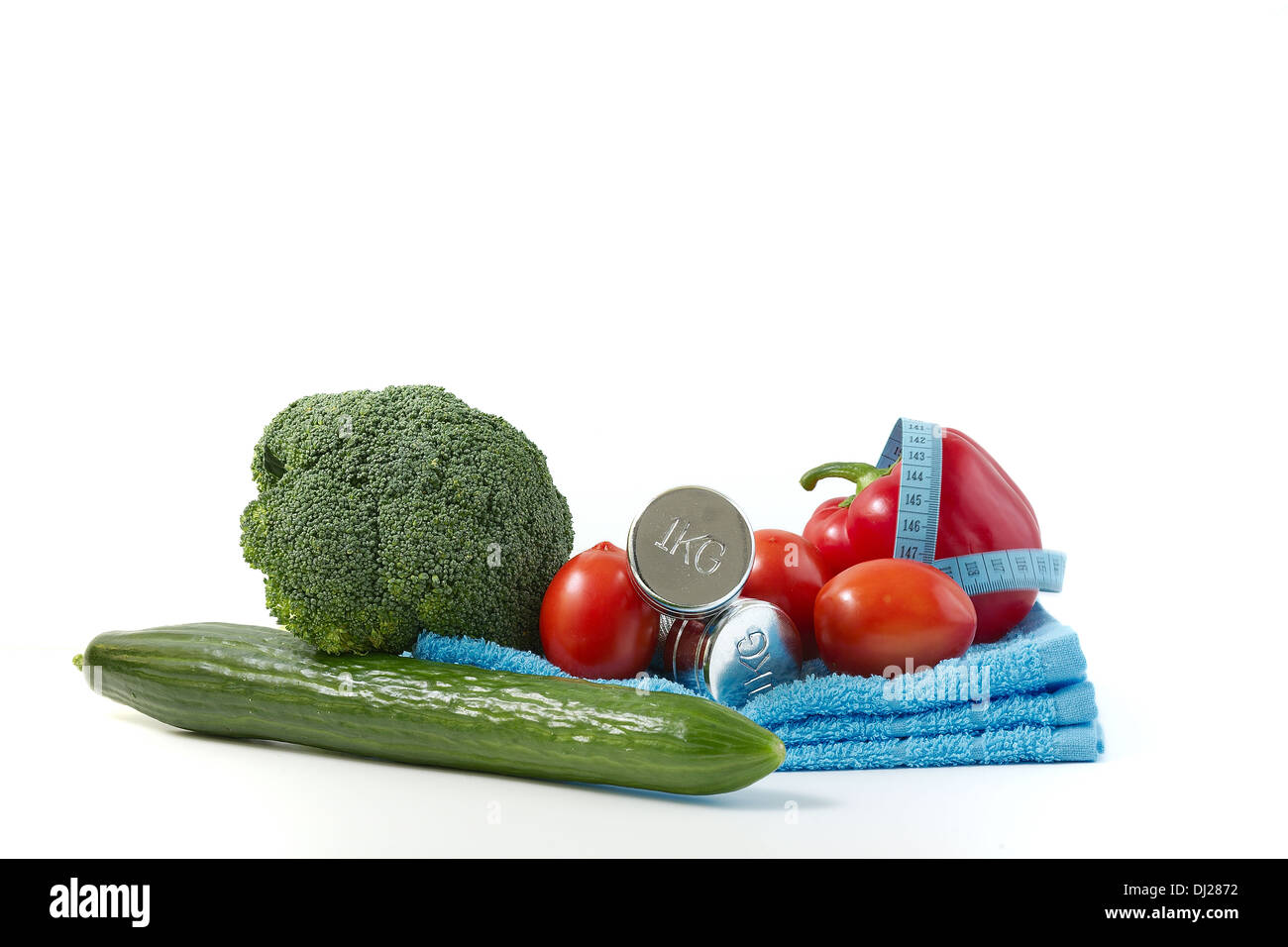 Manubri Fitness con le verdure su uno sfondo bianco. Foto Stock