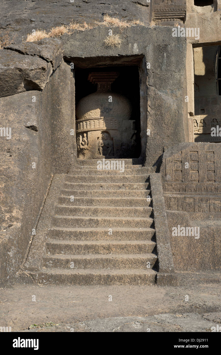 Kanheri rock-cut grotta Mumbai, Stupa con invadente Buddha figure adiacenti al Chaitya n. 3. Foto Stock