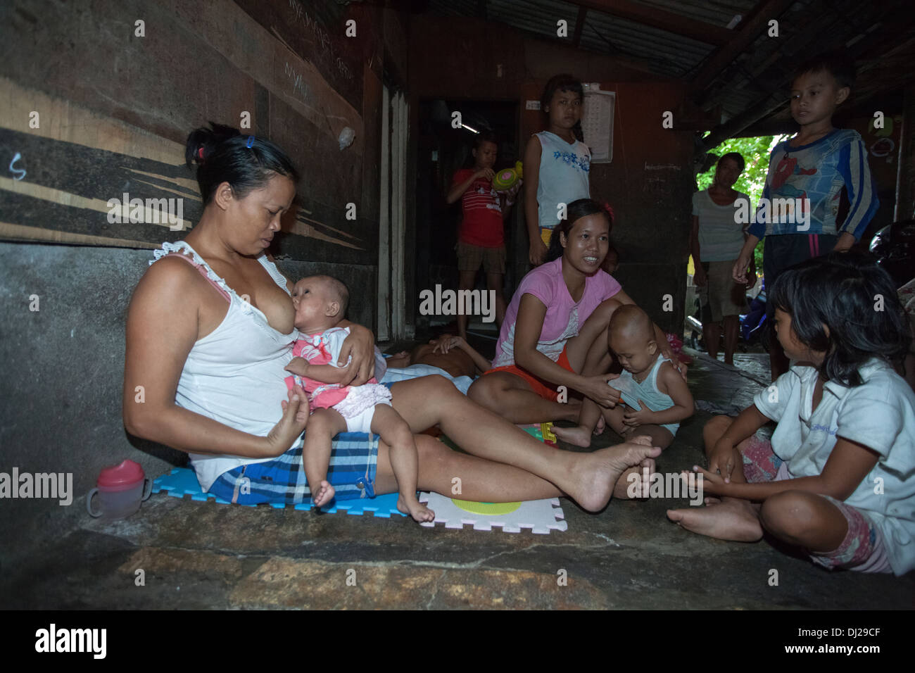 Di famiglia povera storpi contestato l uomo della povertà estrema di Bali poveri standard a soffietto Indonesia 29 Casa dure condizioni inumane sporca Foto Stock