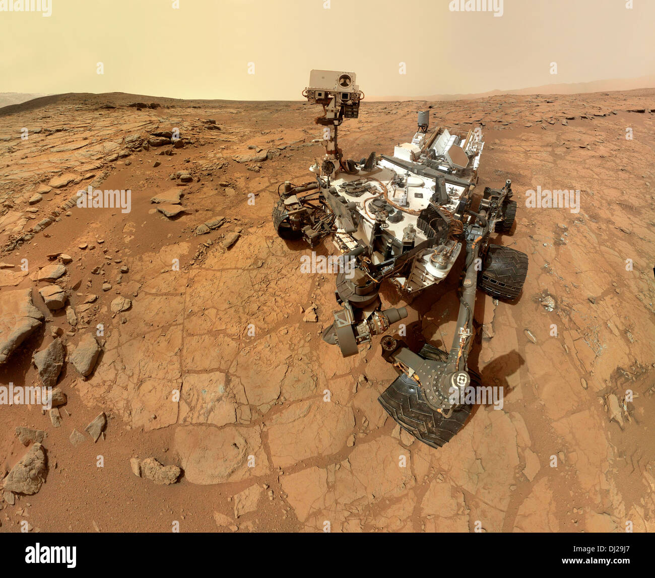 Un autoritratto di curiosità Mars Rover sulla superficie di Marte. Foto Stock