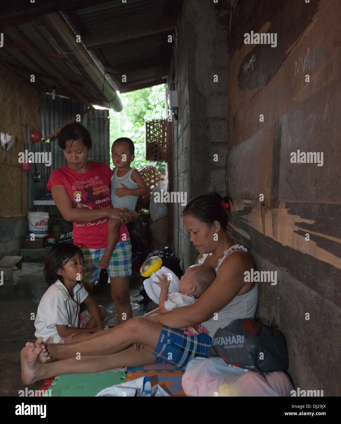 Di famiglia povera storpi contestato l uomo della povertà estrema di Bali poveri standard a soffietto Indonesia 29 Casa dure condizioni inumane sporca Foto Stock