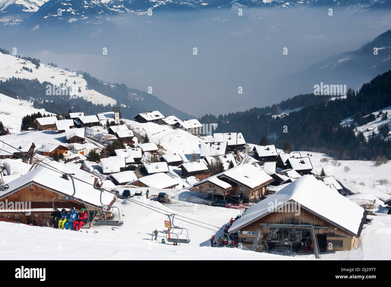 Il villaggio di Champoussin Val D'illiezabove parte delle Portes du Soleil Vallese Svizzera Foto Stock