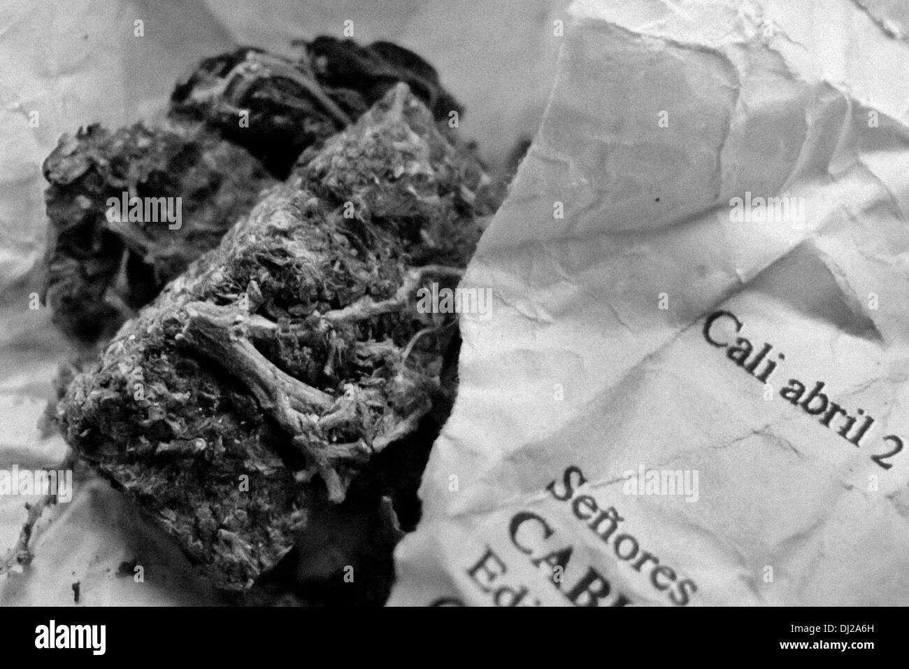 Un pezzo pressato di marijuana (cannabis farmaco) venduto per strada a Cali, Colombia. Foto Stock