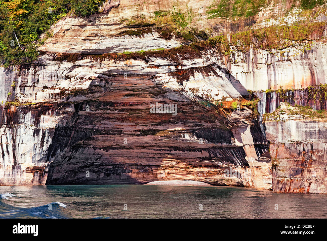 Penetrano minerali crea colori spettacolari lungo Lago Superior e Pictured Rocks National Lakeshore nella Penisola Superiore del Michigan.. Foto Stock