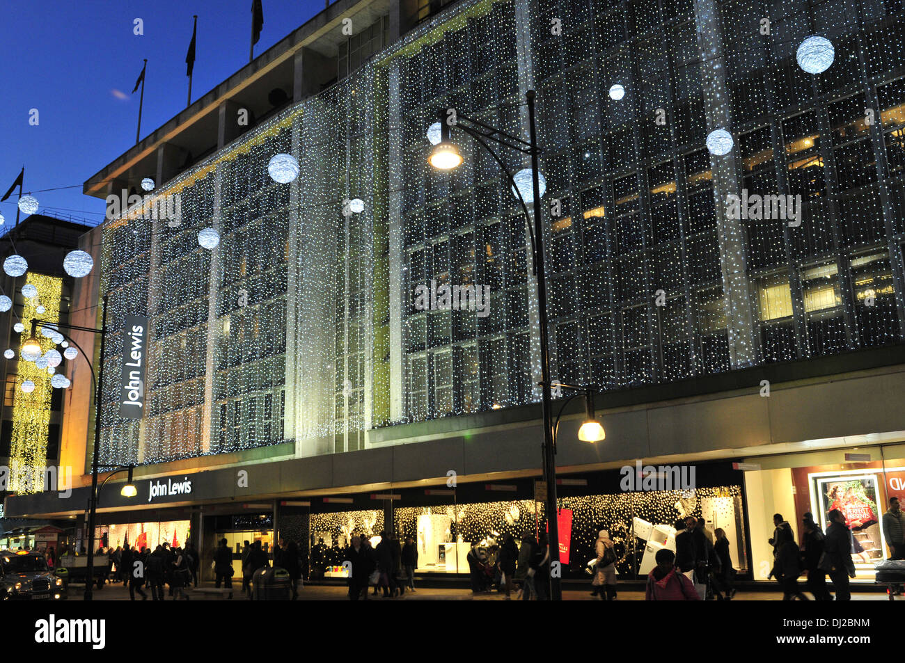 Una vista ravvicinata di John Lewis su Oxford Street, con decorazioni di Natale Foto Stock