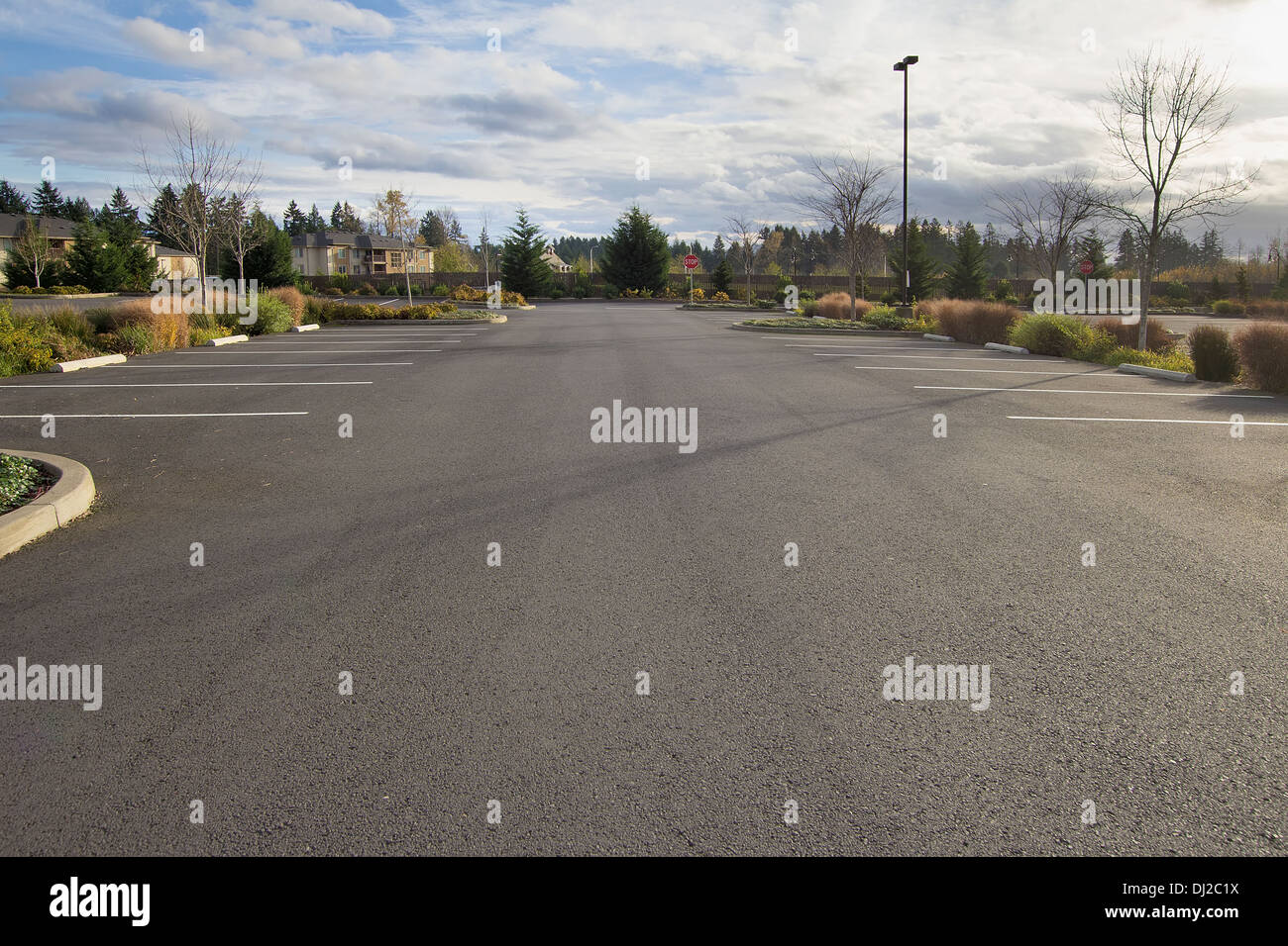 Vuoto parcheggio alla posizione di affari Foto Stock Vuoto parcheggio alla posizione di affari Foto Stock