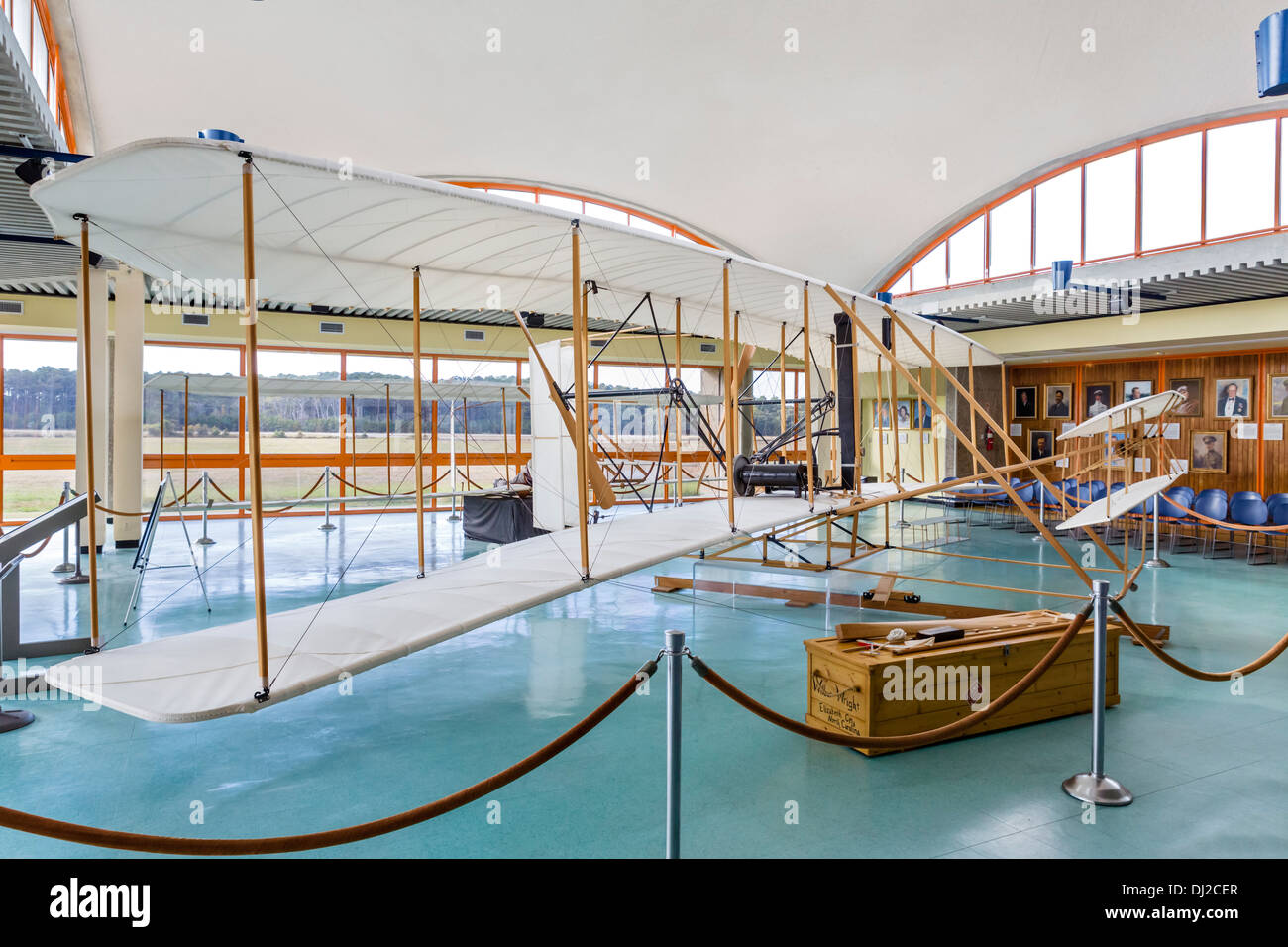 Replica del Wright Flyer nel Centro Visitatori, Wright Brothers National Memorial, Kill Devil Hills, North Carolina, STATI UNITI D'AMERICA Foto Stock