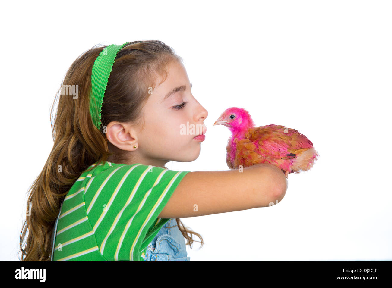 Allevatore galline kid girl rancher agricoltore baciando un pollo pulcino sfondo bianco Foto Stock