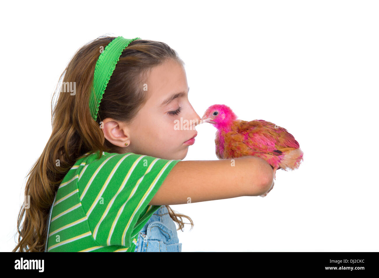 Allevatore galline kid girl rancher agricoltore giocando con pollo pulcini sfondo bianco Foto Stock