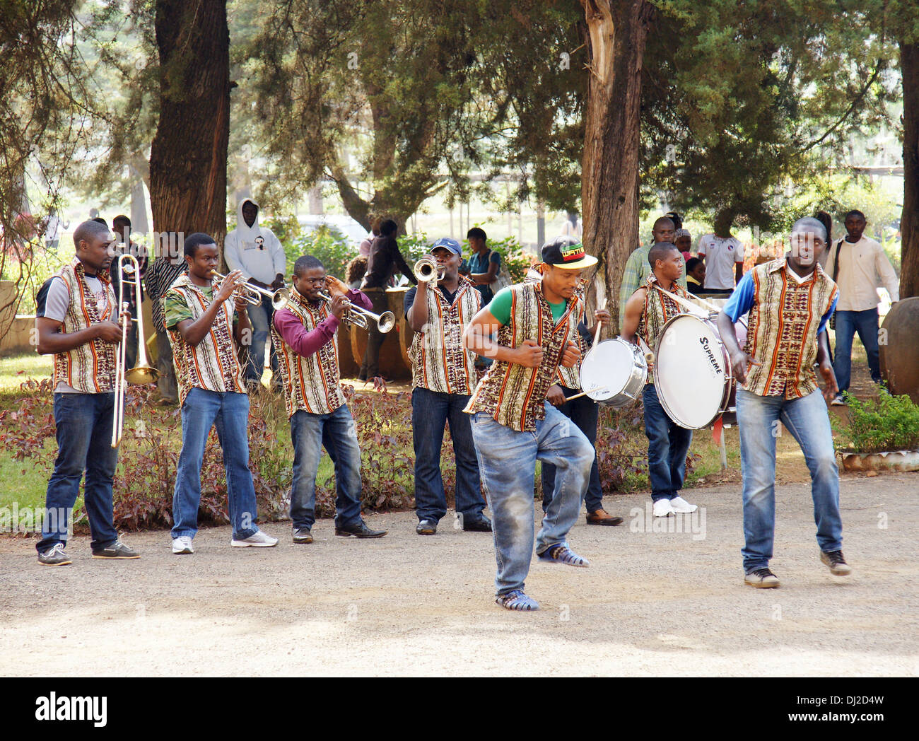 AFRICA,CAMERUN,DSCHANG - 14 gennaio: Dschang University Marching Band e ballerini in gennaio, 14, 2013 in Camerun. Dschang uni Foto Stock