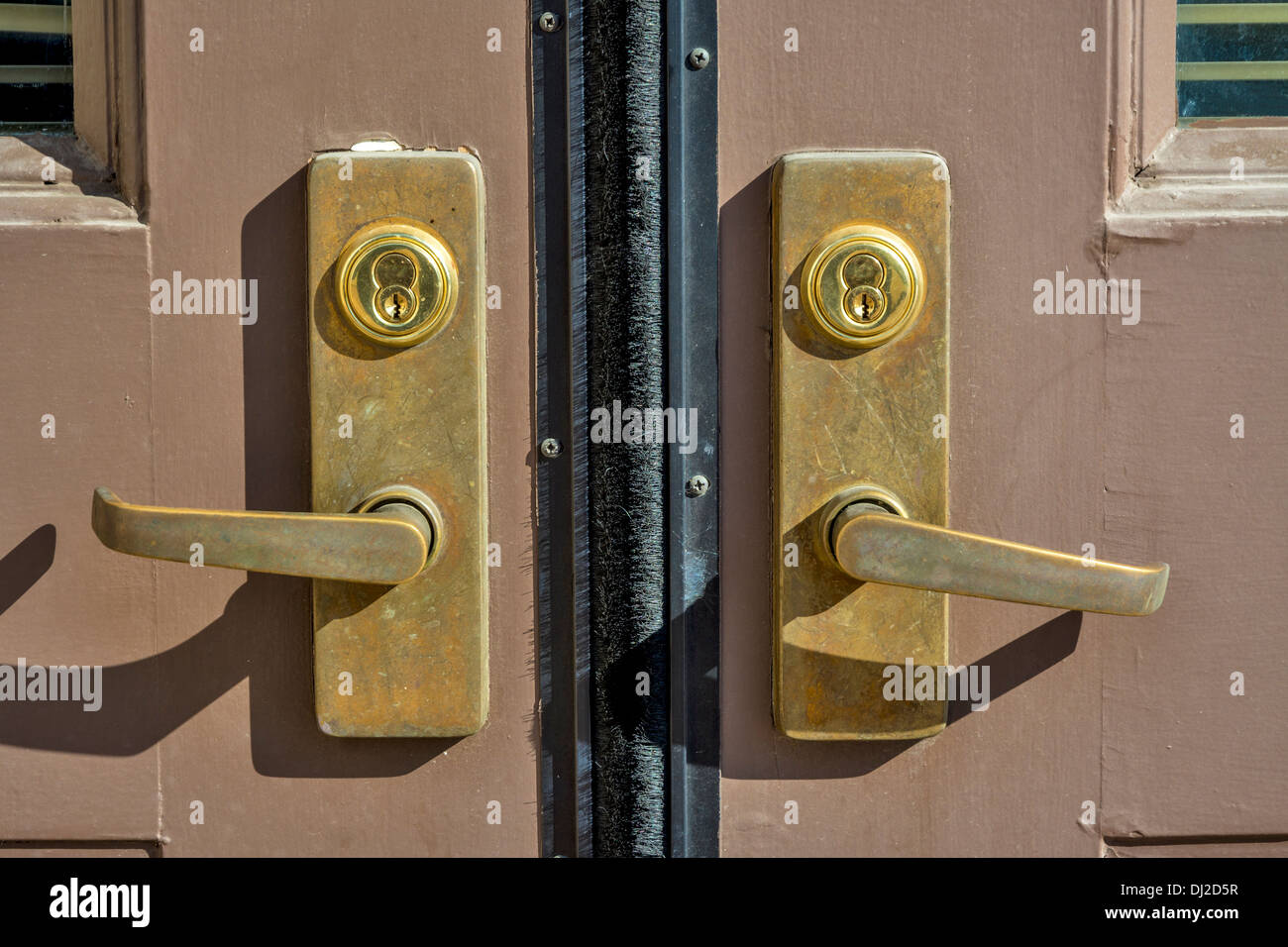 Leve di erba su un dipinto porta marrone Foto Stock
