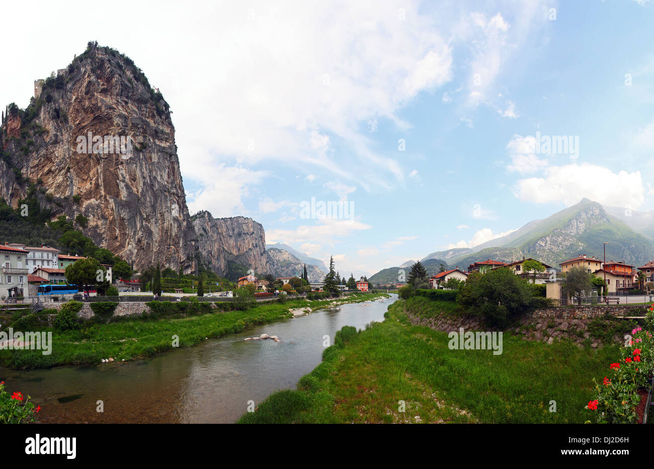 Vista panoramica di Arco, Trentino, Nord-Italia, si trova alla fine della valle del fiume Sarca che sfocia nel Lago di Garda. Foto Stock