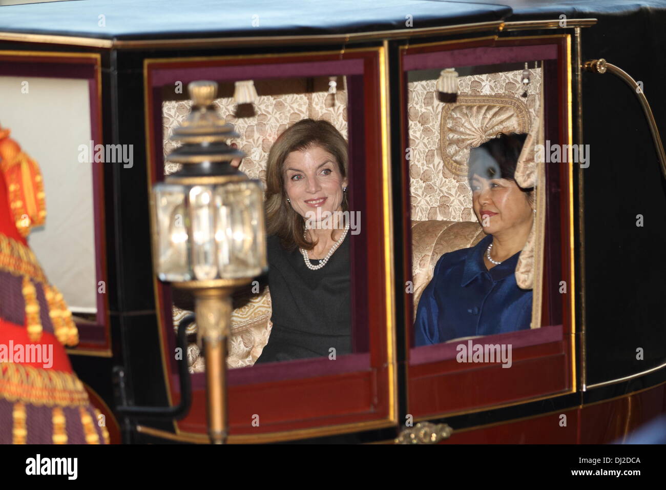 Tokyo, Giappone. Il 19 novembre 2013. Stati Uniti Ambasciatore in Giappone Caroline Kennedy per dare breve commento dopo aver presentato la sua credenziali per l'imperatore Credito: Koichiro Suzuki/AFLO/Alamy Live News Foto Stock