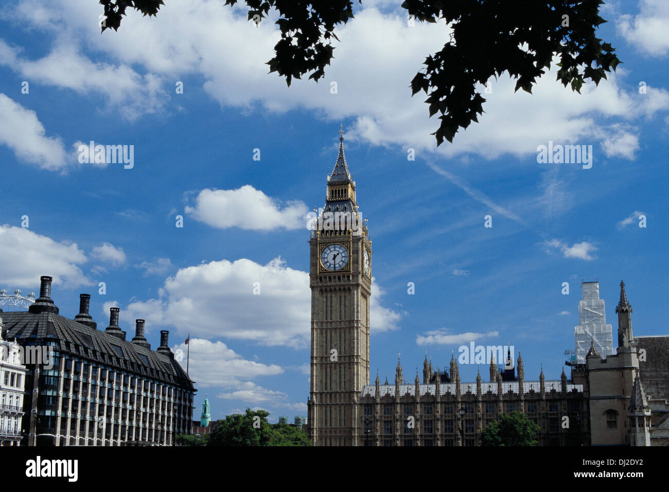 Palazzo di Westminster, Londra UK con cielo blu e nuvole bianche Foto Stock
