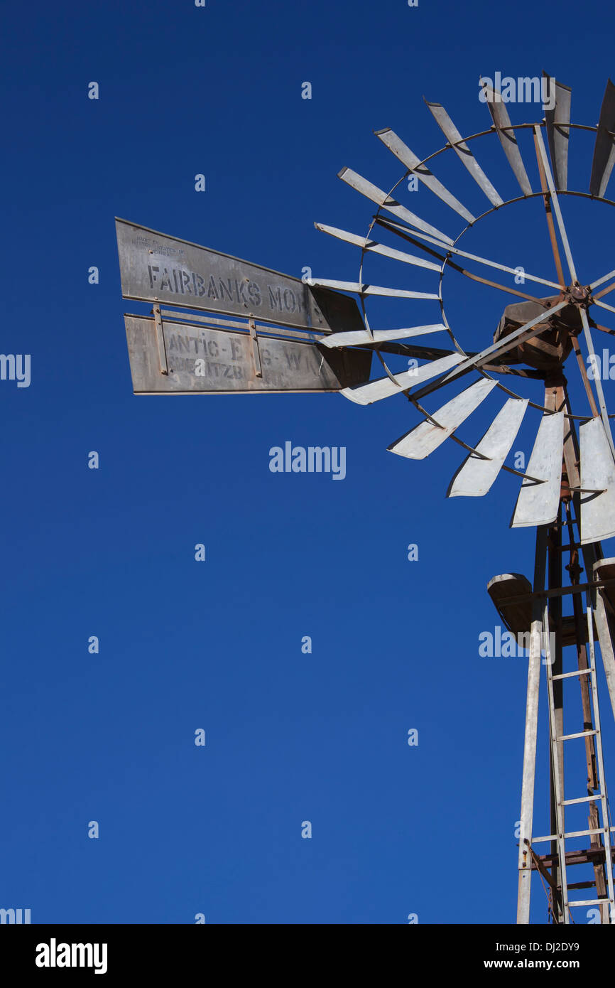 In prossimità di un mulino a vento contro un cielo blu; Klein-Aus Vista, Namibia Foto Stock