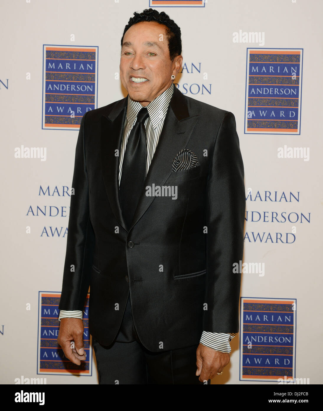 Philadelphia, Pennsylvania, USA. Xix Nov, 2013. Il leggendario cantante, compositore e produttore musicale, Smokey Robinson, sul tappeto rosso al Marian Anderson Premio 2013 di gala tenutosi presso il Kimmel Center di Philadelphia PA Credito: Ricky Fitchett/ZUMAPRESS.com/Alamy Live News Foto Stock