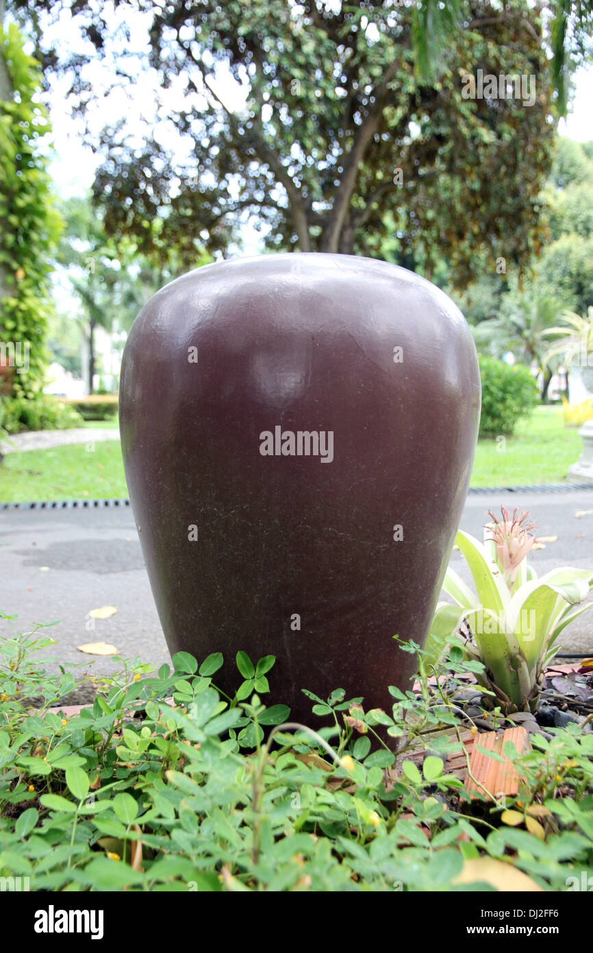 L'immagine vaso riempito con acqua nel giardino. Foto Stock