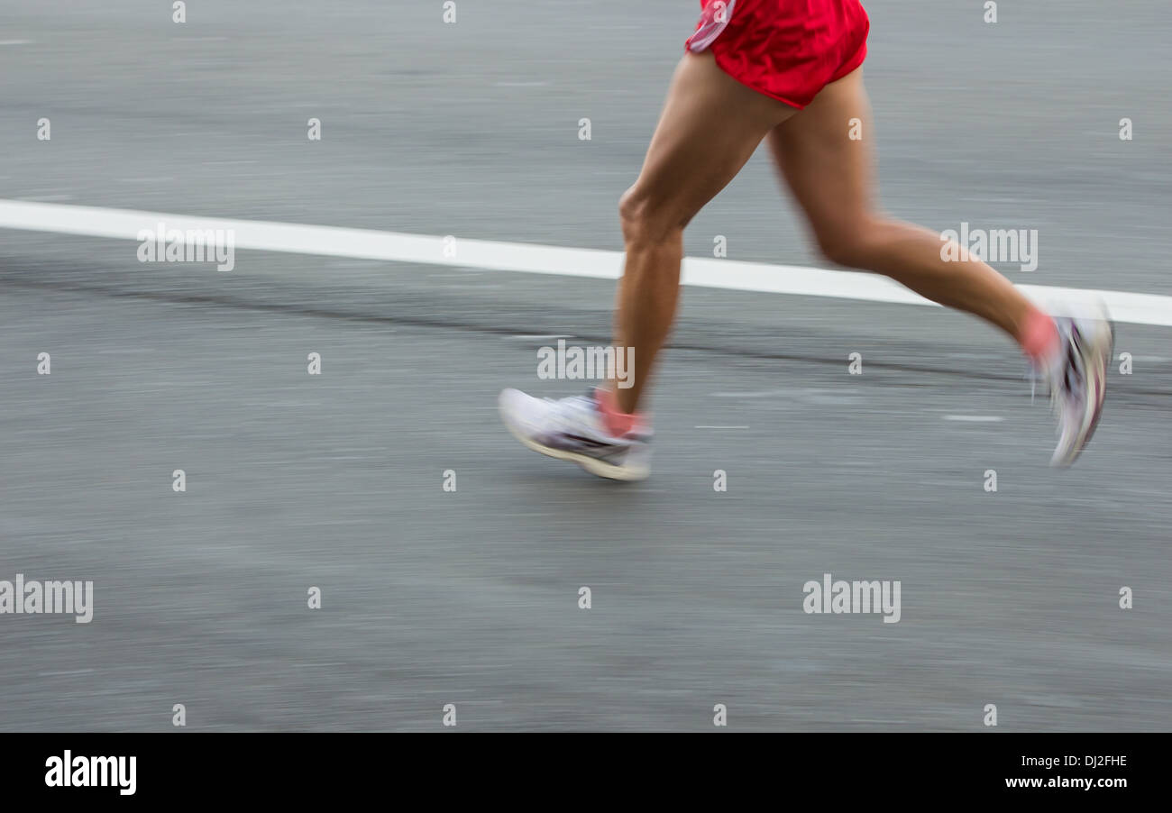 Corridori della maratona su strada. Il movimento sfocato Foto Stock
