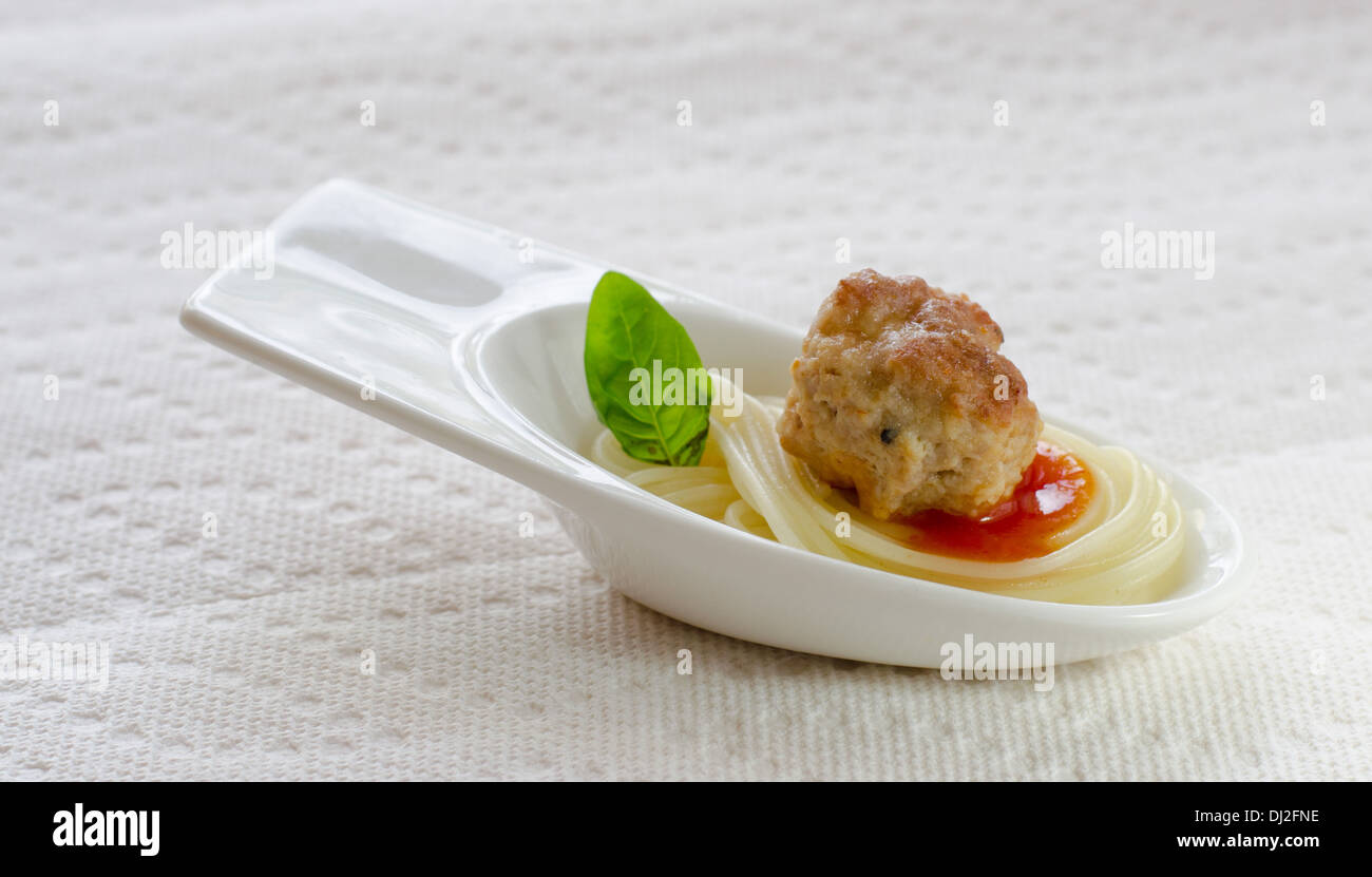 Cucchiaio di degustazione con polpette e spaghetti Foto Stock