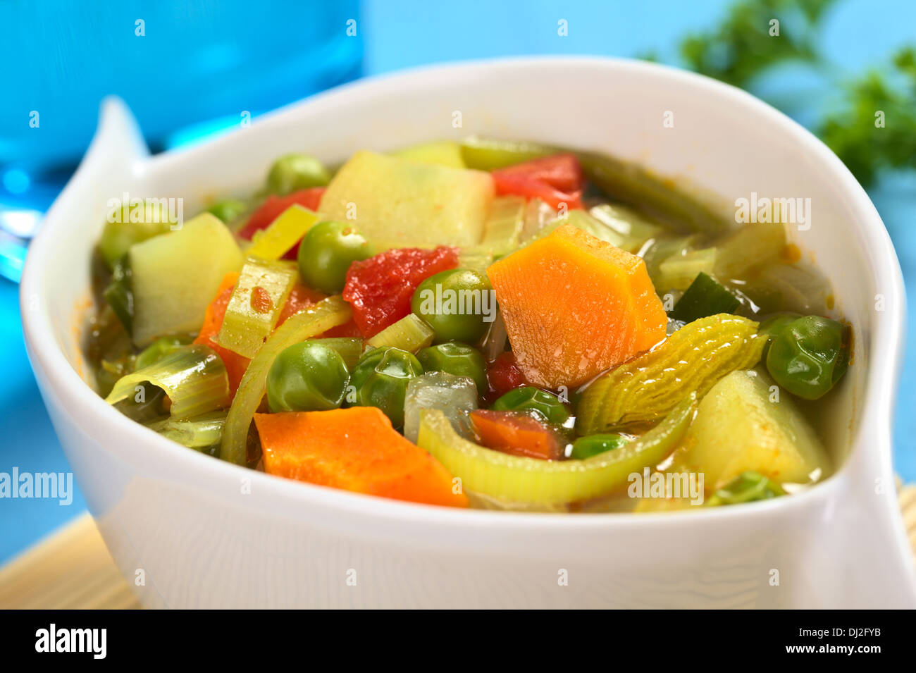Freschi Fatti in casa zuppa di verdure fatta di carota, porro, pisello, patate e cipolla e pomodoro (messa a fuoco selettiva) Foto Stock