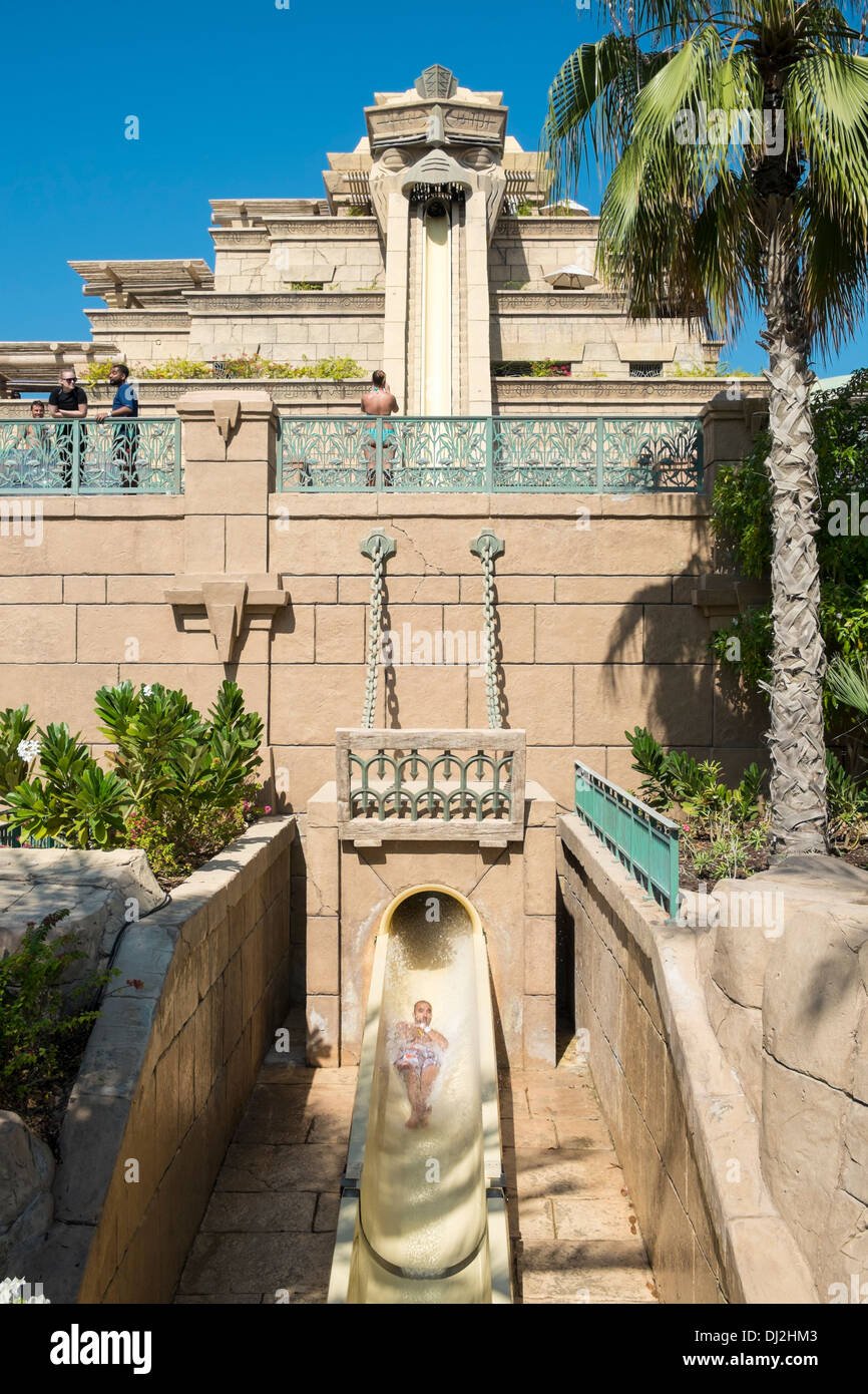 Salto di fede con scivolo a Aquaventure parco acquatico all'Atlantis Hotel in Palm Island in Dubai Emirati Arabi Uniti Foto Stock
