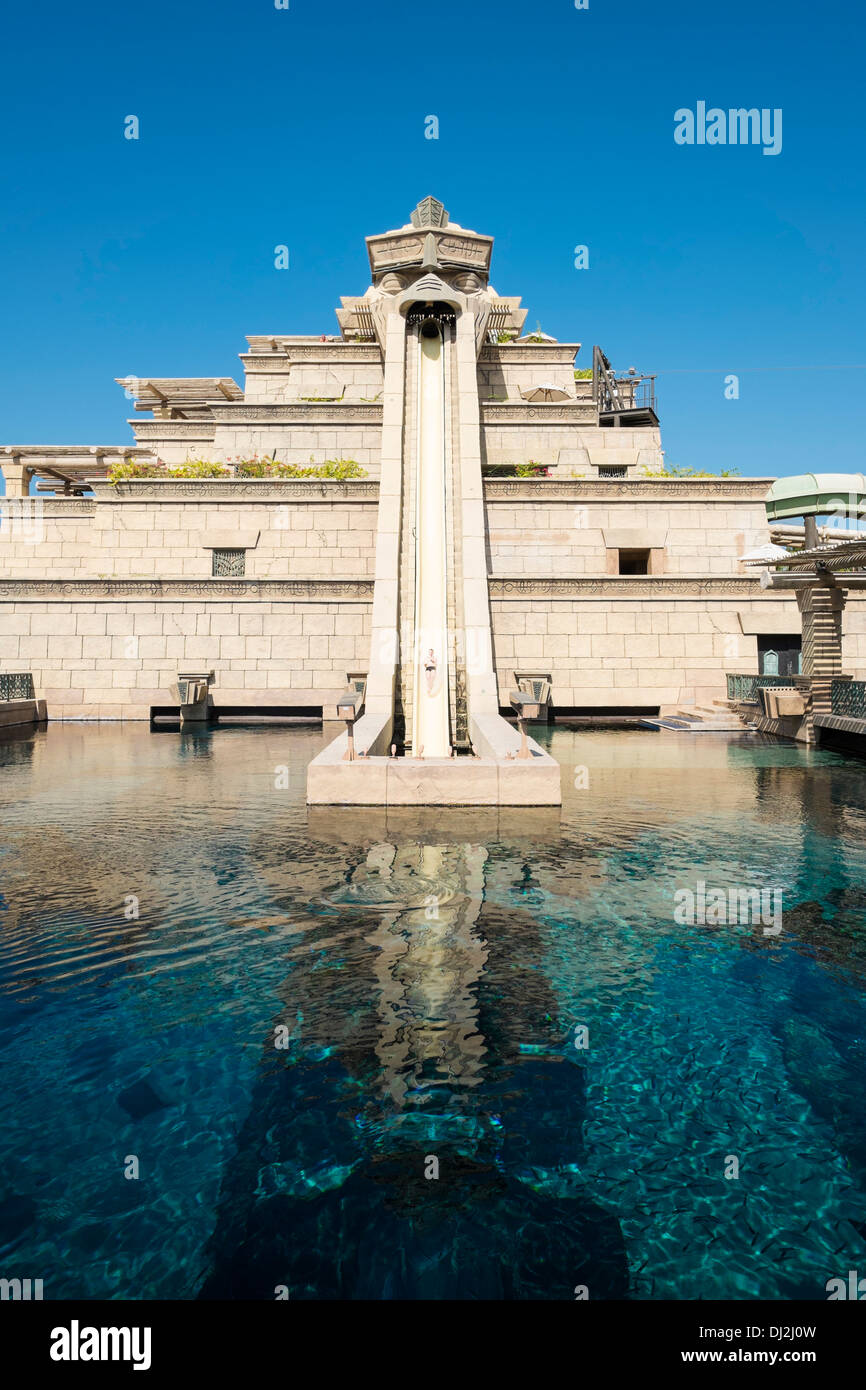 Salto di fede con scivolo a Aquaventure parco acquatico all'Atlantis Hotel in Palm Island in Dubai Emirati Arabi Uniti Foto Stock