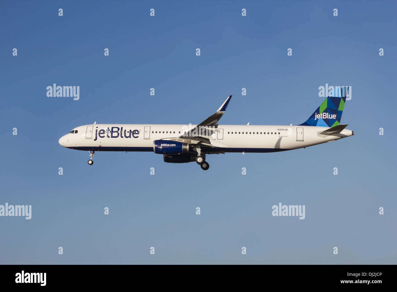 Amburgo, Germania - 13 novembre 2013: un nuovo Airbus A321 per Jet Blue Airways lascia la pianta di Airbus per il suo volo di consegna Foto Stock