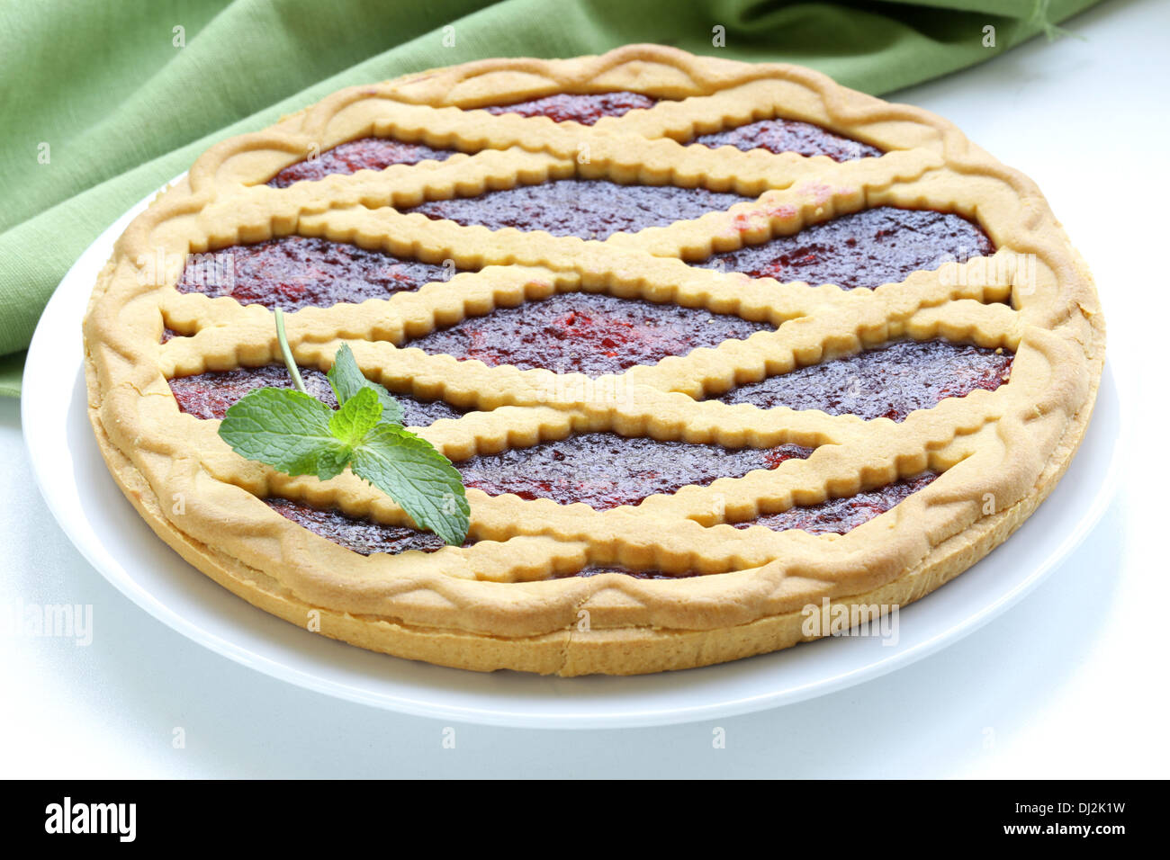 Fatti in casa crostata di ciliegia di shortcake pasta con marmellata Foto Stock