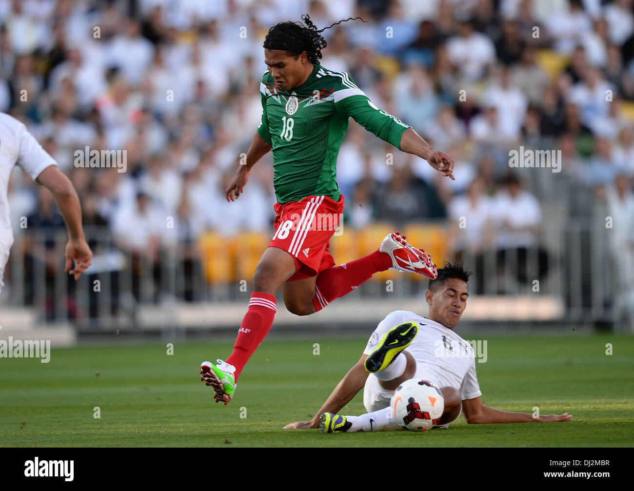 Wellington, Nuova Zelanda. Xx Nov, 2013. Carlos Pena e Bill Tuiloma in azione durante i Mondiali di Calcio FIFA il qualificatore di seconda gamba corrispondono. Nuova Zelanda tutti i bianchi v Messico. Credito: Azione Sport Plus/Alamy Live News Foto Stock