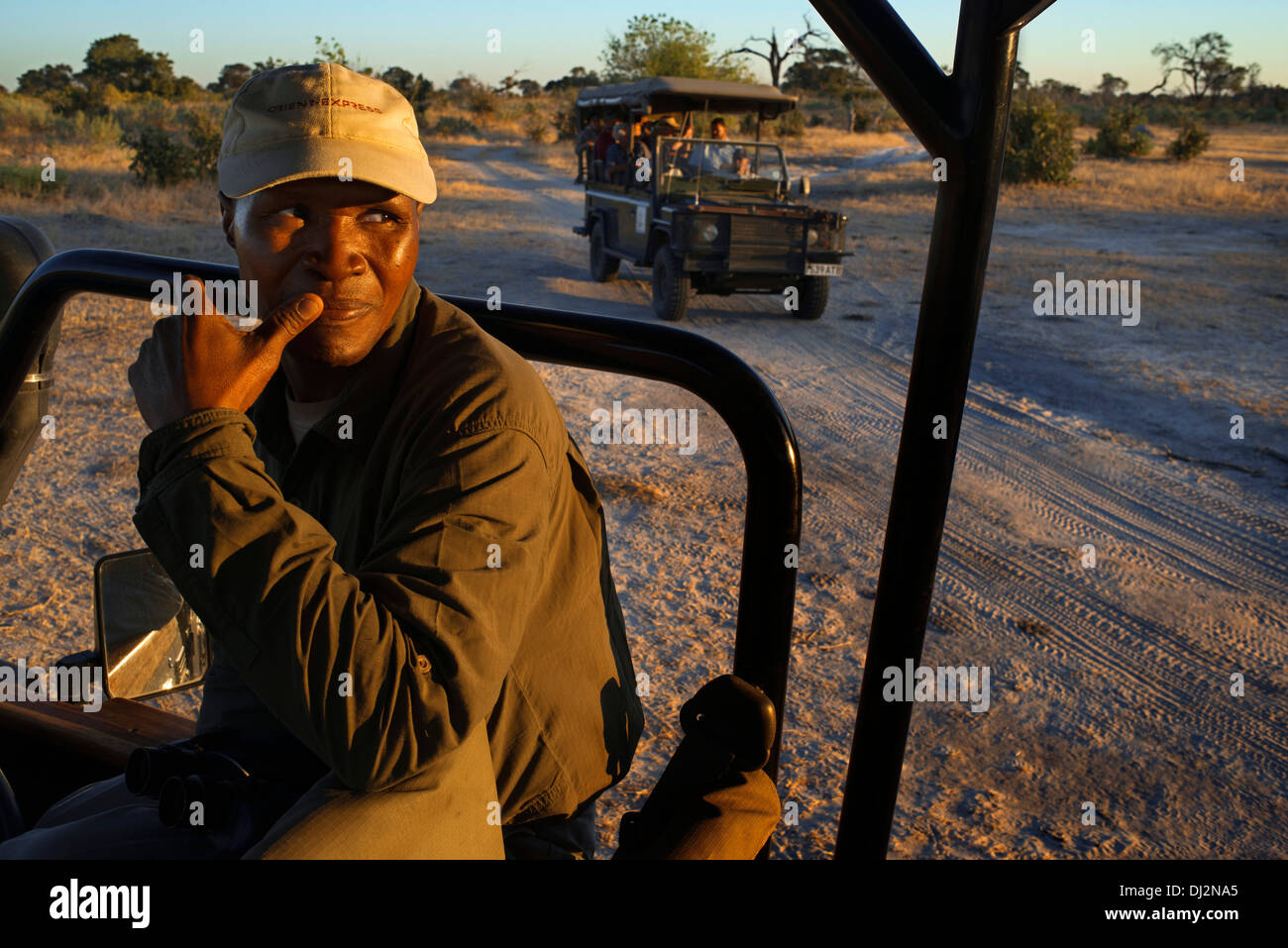 Una delle guide Savute Elephant Camp da Orient Express in Botswana nel Parco Nazionale Chobe . caricato su uno dei 4x4. Foto Stock