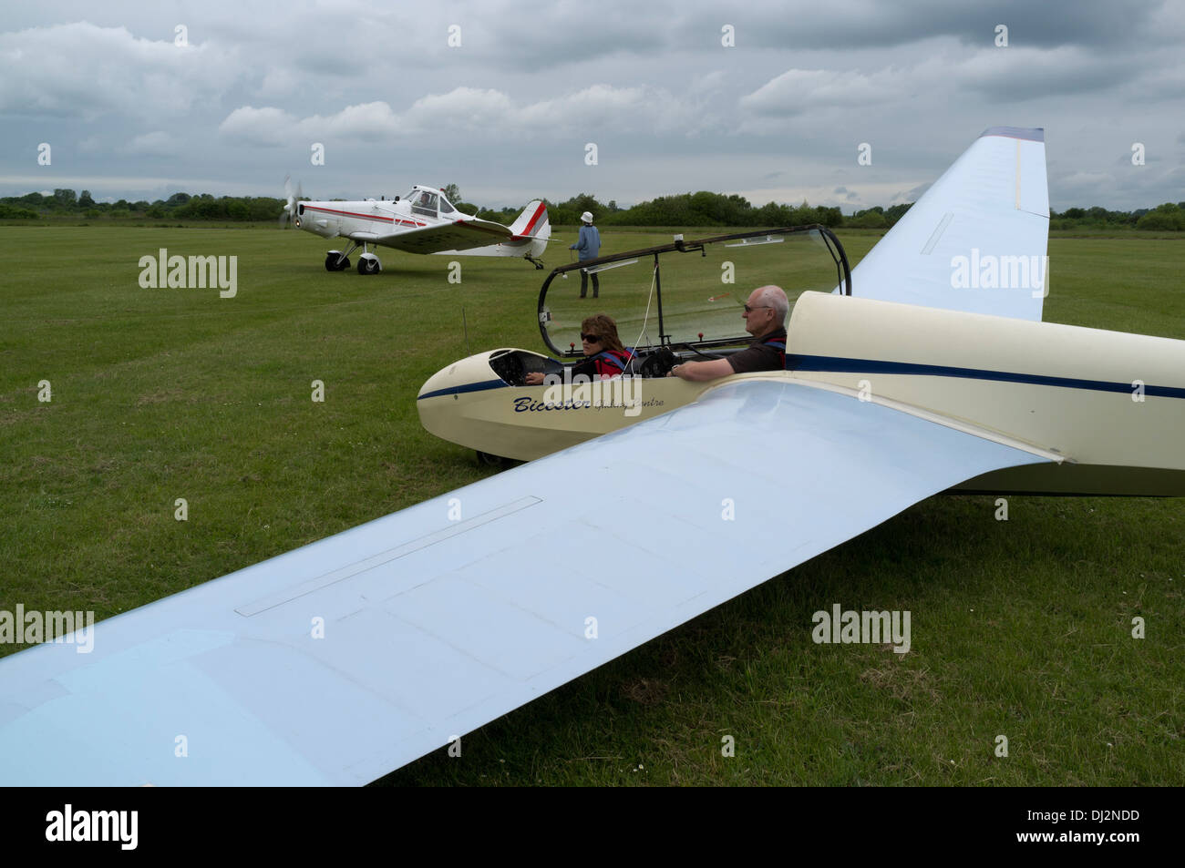 Dh scorrevolezza UK aliante con Piper Pawnee piano di traino lancio towplane decollare alianti Foto Stock